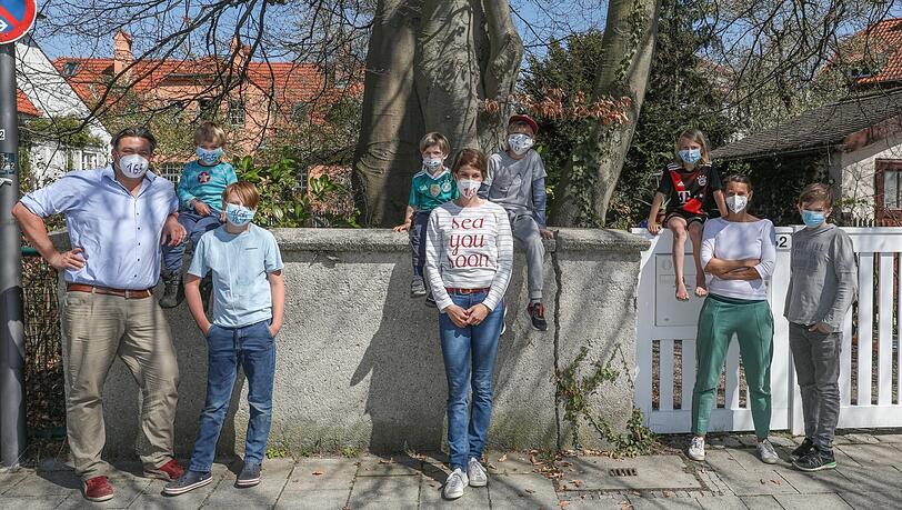 Benjamin David, Antje Schütz und Streikorganisatorin Verena Matzner mit ihren Kindern. Sie protestieren heute gegen die 100er-Inzidenzgrenze, die in Bayern zur Schulschließung führen soll. Auf den Masken fordern sie, die bundesweite Inzidenz 165 einzuhalten.