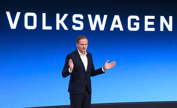 Oliver Blume, Vorstandsvorsitzender der Volkswagen AG, spricht bei der Jahrespressekonferenz. VW verkaufte weniger Autos in USA und China.