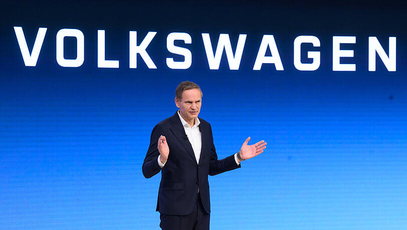 Oliver Blume, Vorstandsvorsitzender der Volkswagen AG, spricht bei der Jahrespressekonferenz. VW verkaufte weniger Autos in USA und China.