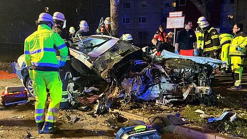 Mit schwerem Ger&auml;t wurde das Dach entfernt, um den Fahrer zu bergen.