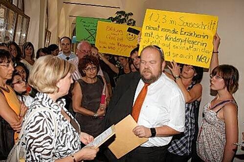 Aufgeregte Eltern und Erzieherinnen empfingen Sozialreferent Reiner Prölß (3.v. r.) mit einer Demo vor dem Sitzungssaal.