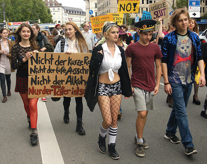 Beim Slutwalk in München haben heute rund 200 Menschen unter dem Motto "Nein heißt Nein" gegen Diskriminierung und Sexismus demonstriert. Sie stellen sich damit gegen sexualisierte Gewalt sowie gegen Vergewaltigungsmythen und -verharmlosungen.