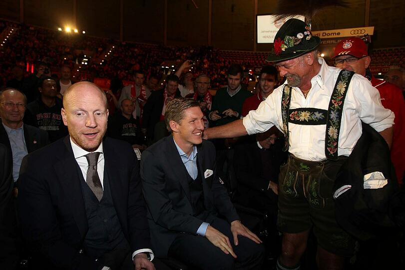 Tracht und Zwirn: Ein Bayern-Fan bei Sportdirektor Matthias Sammer und Kapitän Bastian Schweinsteiger.