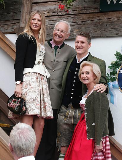 Fußball trifft Politik: FC-Bayern-Spieler Bastian Schweinsteiger und seine Freundin Sarah Brandner (l.) mit dem ehemaligen bayerischen Ministerpräsidenten Edmund Stoiber und seiner Frau Karin (r.).
