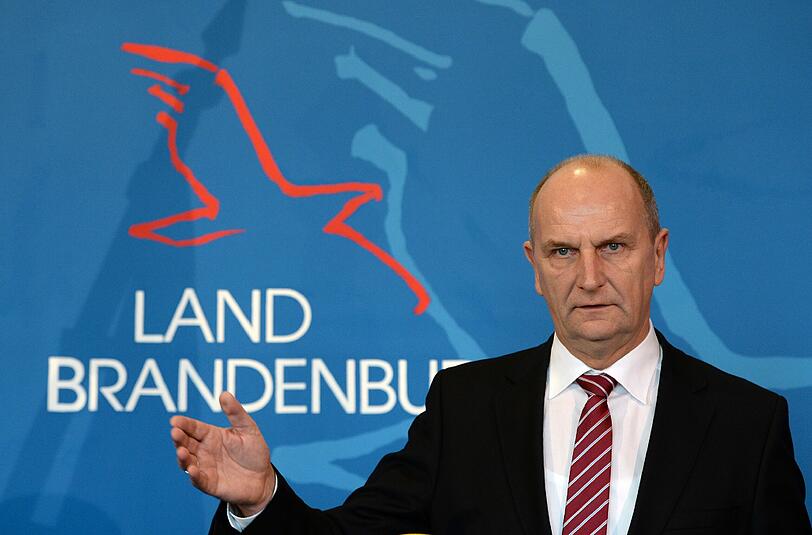 Der brandenburgische Ministerpräsident Dietmar Woidke (SPD) spricht am 09.12.2014 auf einer Pressekonferenz zum Thema des neuen Hauptstadtflughafens in der Staatskanzlei in Potsdam.