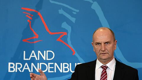 Der brandenburgische Ministerpräsident Dietmar Woidke (SPD) spricht am 09.12.2014 auf einer Pressekonferenz zum Thema des neuen Hauptstadtflughafens in der Staatskanzlei in Potsdam.