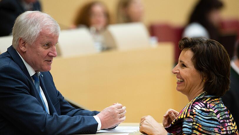 Horst Seehofer und Christine Haderthauer während einer Plenarsitzung. Horst Seehofer und Christine Haderthauer während einer Plenarsitzung.