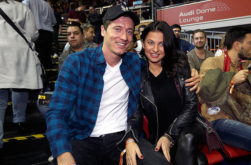 Stürmer Robert Lewandowski mit seiner Frau Anna.