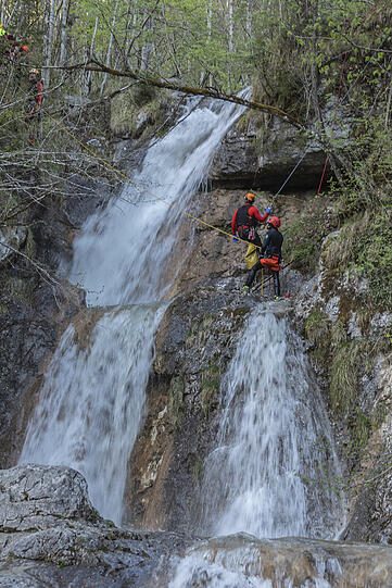 Während Wasserwacht, Polizei und Feuerwehr mit drei Booten Einsatzkräfte von der Seelände über den Königssee zum Anleger an der Königsbach-Mündung brachten, flogen die Helis weitere Retter über den See ans Ostufer.
