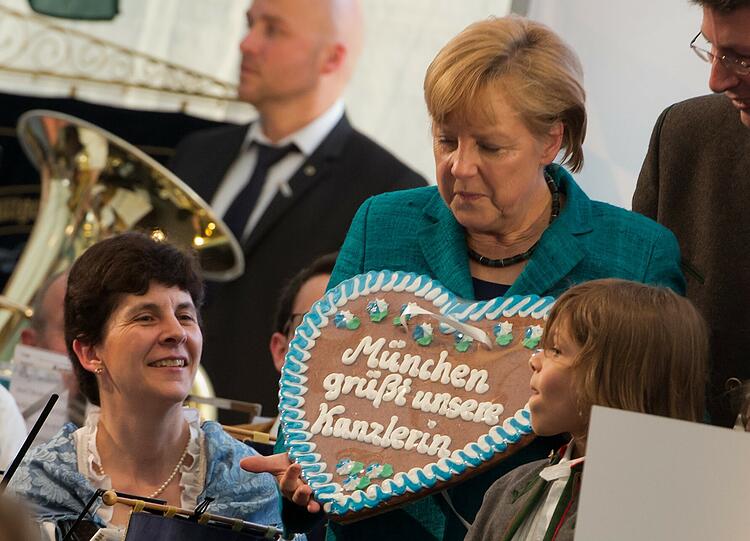 Bundeskanzlerin Angela Merkel (CDU) auf dem Truderinger Volksfest in München &ndash; die Bilder.