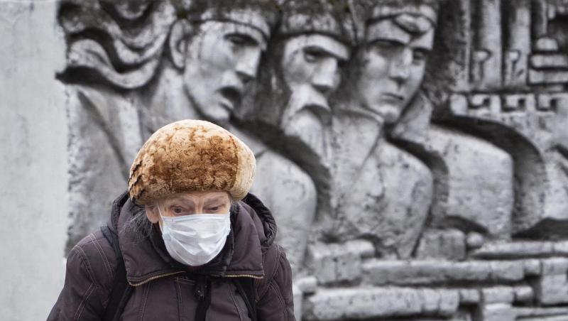 Eine ältere Frau in St. Petersburg vor einem Relief aus der Sowjetzeit. Eine ältere Frau in St. Petersburg vor einem Relief aus der Sowjetzeit.