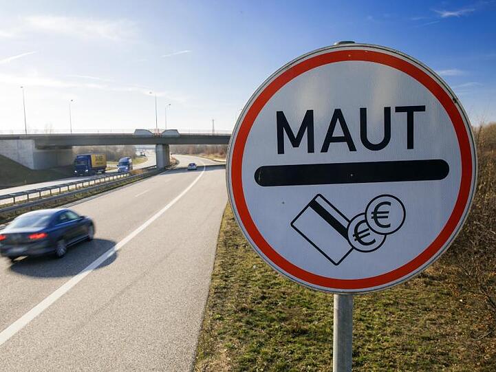 Ein Verkehrsschild weist Autofahrer auf Mautpflicht hin. Foto: Jens Büttner/Archivbild