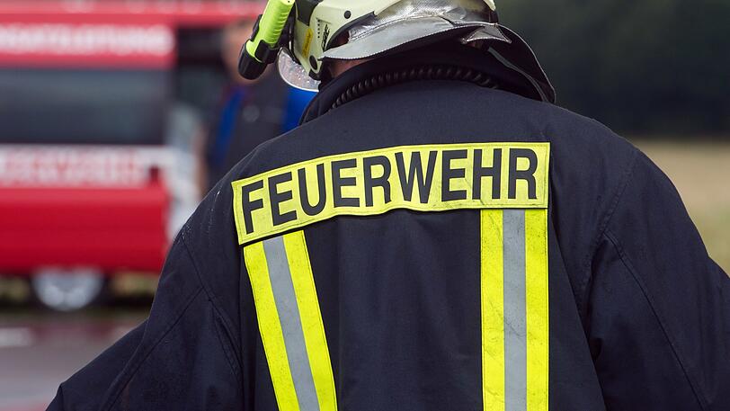 Als der Mann einen Zugsitz anzünden wollte, steckte er auch sein Hemd in Brand. (Symbolbild)