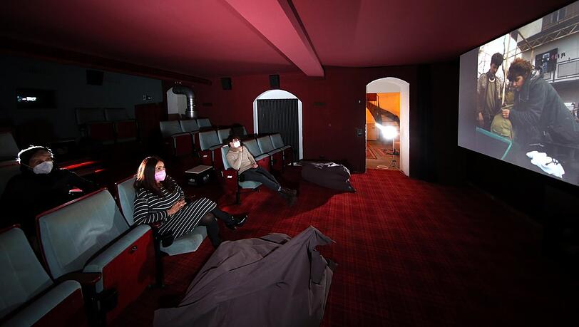 50 Quadratmeter schummerroter Maxim-Kinosaal zu dritt - und lautes Komentieren kein Problem: AZ-Redakteurin Irene Kleber in kleiner Familienrunde beim Privatkino-Test.