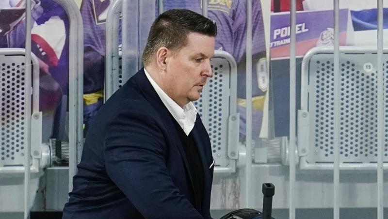 Straubings Trainer Tom Pokel geht nach Spielende zu seinen Spielern.