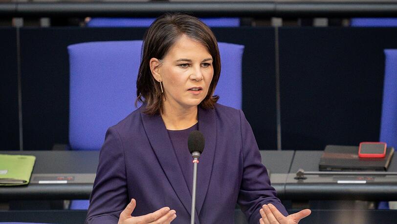 Außenministerin Annalena Baerbock (Grüne) verteidigt die Lieferung schwerer Waffen an die Ukraine.