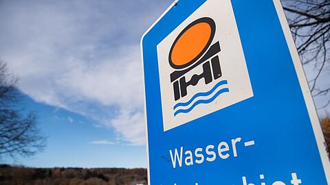 Ein Schild mit der Aufschrift Wasserschutzgebiet steht an der B465.