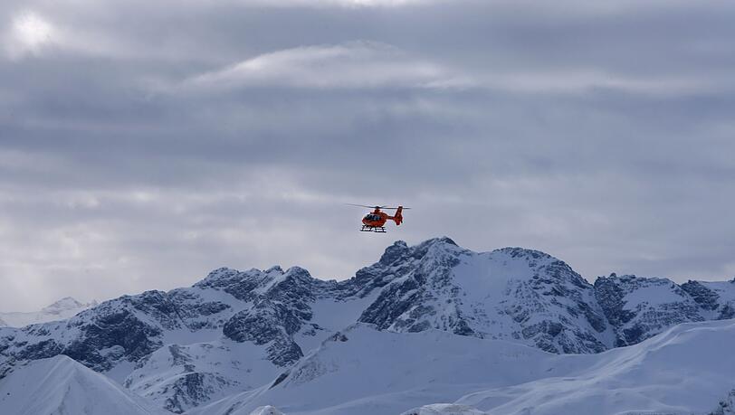 Ein Rettungshubschrauber hat in Tirol zwei Bergsteiger aus Unterfranken von einem Berg geholt. (Symbolbild)