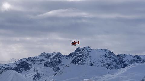 Ein Rettungshubschrauber hat in Tirol zwei Bergsteiger aus Unterfranken von einem Berg geholt. (Symbolbild)