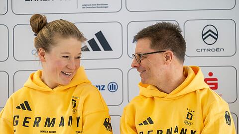 Snowboarderin Jana Fischer (l) freut sich auf ihre dritten Winterspiele.