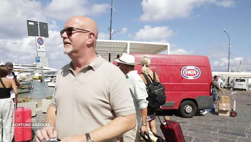 Bevor Peter Giesel und sein "Achtung Abzocke"-Team in die Blaue Grotte aufbrechen, erlebt der TV-Reporter im Hafen von Capri selbst, wie schnell man dort gescammt werden kann.