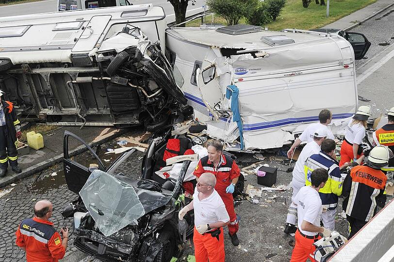 Vier Fahrzeuge krachten auf der A8 ineinander.