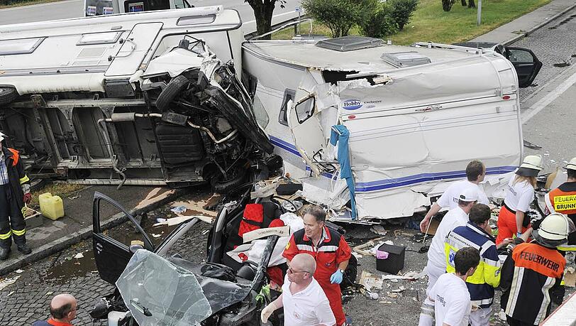 Vier Fahrzeuge krachten auf der A8 ineinander. Vier Fahrzeuge krachten auf der A8 ineinander.