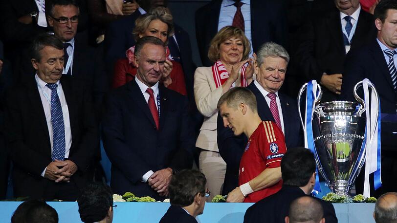 Bastian Schweinsteiger lässt den Kopf hängen. Von der Tribüne erntet er mitleidige Blicke.