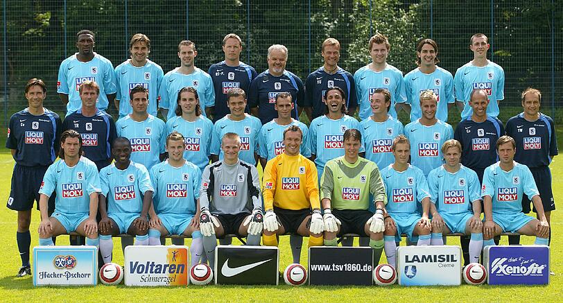 Weiße dünne Längs-Streifen zieren das hellblaue Shirt. Am Ende reicht es dennoch nur für Platz Vier.
