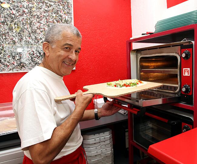 &bdquo;Ich bin kein Mensch, der sich einfach zur Ruhe setzt&ldquo;: Willi Peter (65) bei der Arbeit in seinem Flammkuchen-Laden an der Türkenstraße 66.
