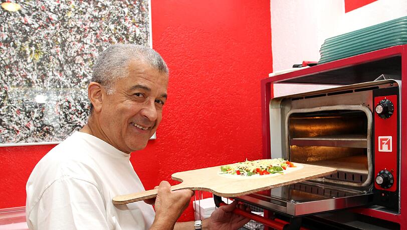 „Ich bin kein Mensch, der sich einfach zur Ruhe setzt“: Willi Peter (65) bei der Arbeit in seinem Flammkuchen-Laden an der Türkenstraße 66. „Ich bin kein Mensch, der sich einfach zur Ruhe setzt“: Willi Peter (65) bei der Arbeit in seinem Flammkuchen-Laden an der Türkenstraße 66.