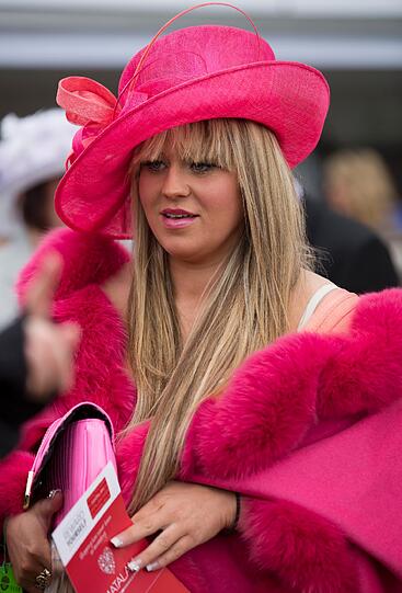 Ladies Day! Für die feinen Damen in England Tradition. Auf dem Aintree-Pferderennkurs bretzeln sich die Frauen ordentlich auf machen ausgelassen Party. Die Bilder vom schrägen Society-Event.