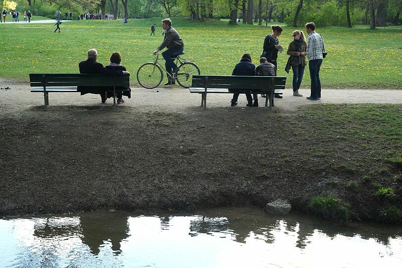 Ostern 2014 in München: AZ-Fotograf Daniel von Loeper hat am Wochenende die Biergärten, die Isar, den Tierpark und den Englischen Garten besucht und tolle Fotos gemacht. So schön war das Osterwochenende...