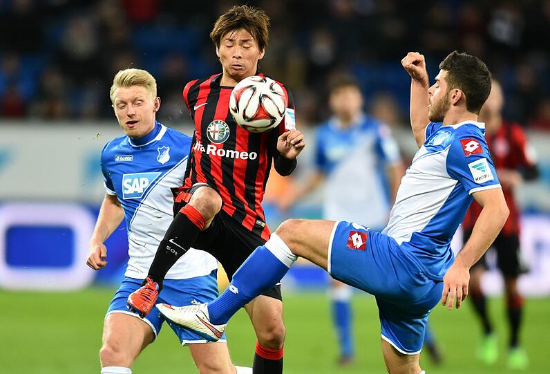 Hoffenheims Kevin Volland (r) und Andreas Beck (l) kämpfen um den Ball mit Frankfurts Takashi Inui