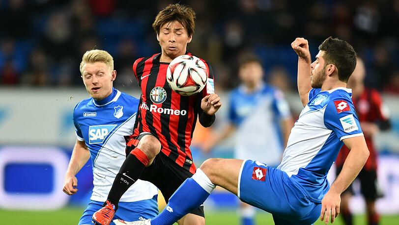 Hoffenheims Kevin Volland (r) und Andreas Beck (l) kämpfen um den Ball mit Frankfurts Takashi Inui Hoffenheims Kevin Volland (r) und Andreas Beck (l) kämpfen um den Ball mit Frankfurts Takashi Inui