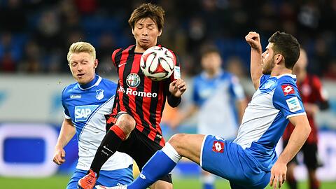 Hoffenheims Kevin Volland (r) und Andreas Beck (l) kämpfen um den Ball mit Frankfurts Takashi Inui