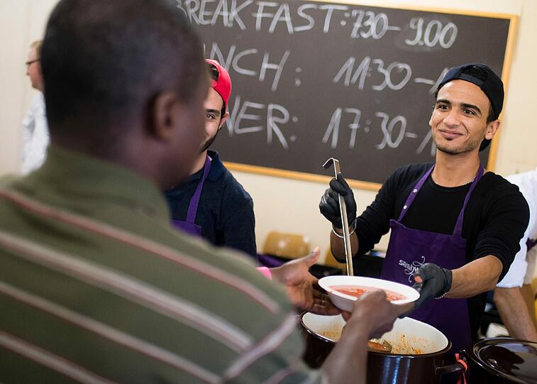 Sarah Wiener hat für Flüchtlinge in Berlin eine Bio-Gemüsesuppe gekocht