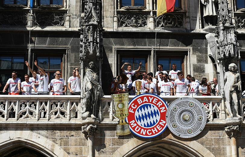 Pokal-Sause, Pep-Abschied und Double-Feier: Der FC Bayern lässt's auf dem Rathausbalkon krachen. Die Bilder.