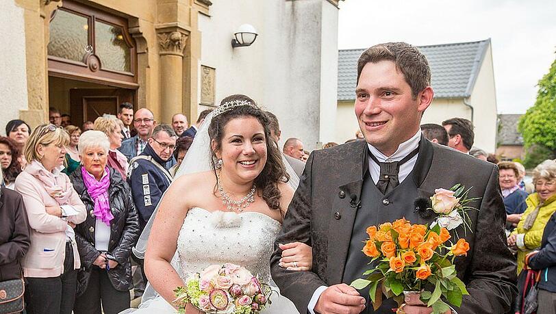 Liebesglück bei "Bauer sucht Frau" gefunden: Guy hat seine Victoria in Luxemburg kirchlich geheiratet Liebesglück bei "Bauer sucht Frau" gefunden: Guy hat seine Victoria in Luxemburg kirchlich geheiratet