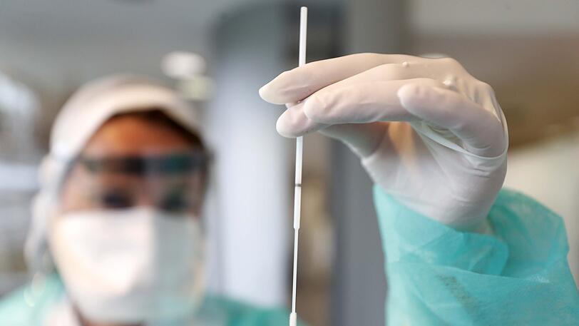 Das Landesamt für Gesundheit und Lebensmittelsicherheit (LGL) wird in Kürze mit weiteren Reihentestungen von Mitarbeitern an den bayerischen Schlachthöfen beginnen. (Symbolbild)