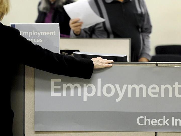 Eine Arbeitssuchende wird in einem Jobcenter in New York beraten.