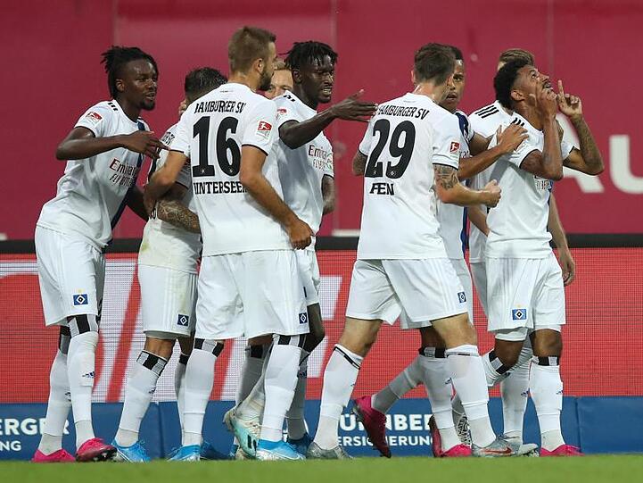 Die Hamburger feiern das Tor zum 1:0 durch Jeremy Dudziak (r).