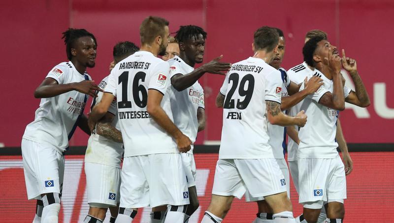 Die Hamburger feiern das Tor zum 1:0 durch Jeremy Dudziak (r).