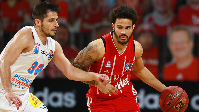 Bayern-Spieler Nick Weiler-Babb (rechts) will an MBC-Akteur Roko Rogic vorbeiziehen.