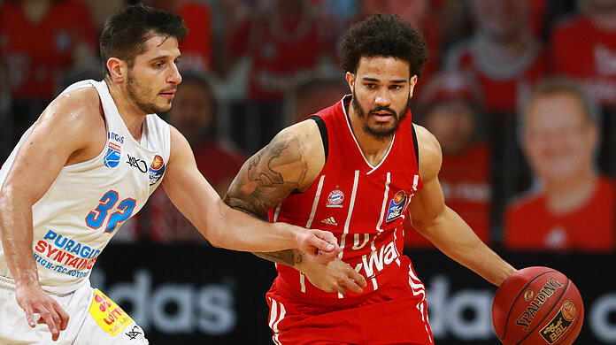 Bayern-Spieler Nick Weiler-Babb (rechts) will an MBC-Akteur Roko Rogic vorbeiziehen.