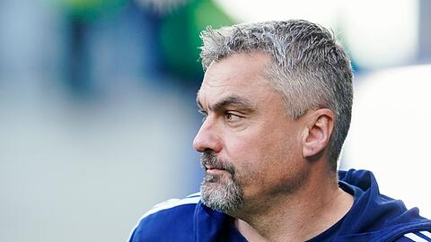 Kann gegen Hertha personell aus dem Vollen schöpfen: Schalke-Coach Thomas Reis.