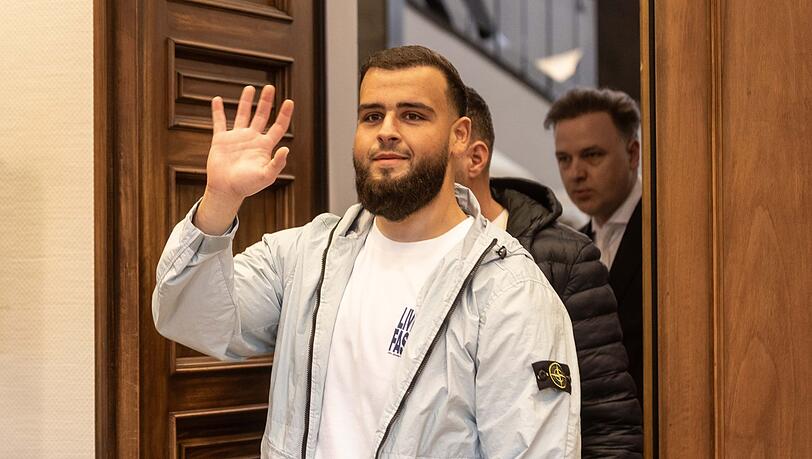 Nach einem milden Urteil im Strafprozess muss der Rapper nun noch in Ordnungshaft (Archivbild)