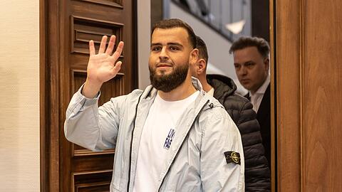 Nach einem milden Urteil im Strafprozess muss der Rapper nun noch in Ordnungshaft (Archivbild)