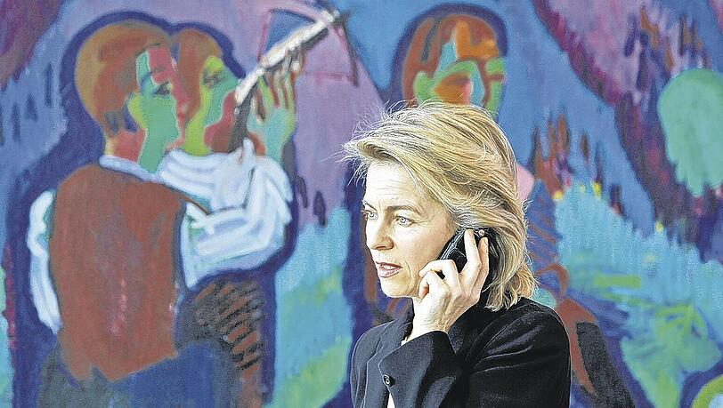 Mit ernster Miene auf dem Weg ins Kabinett, wo ihr Entwurf beschlossen wird: Familienministerin Ursula von der Leyen (CDU). Foto: AP Mit ernster Miene auf dem Weg ins Kabinett, wo ihr Entwurf beschlossen wird: Familienministerin Ursula von der Leyen (CDU). Foto: AP