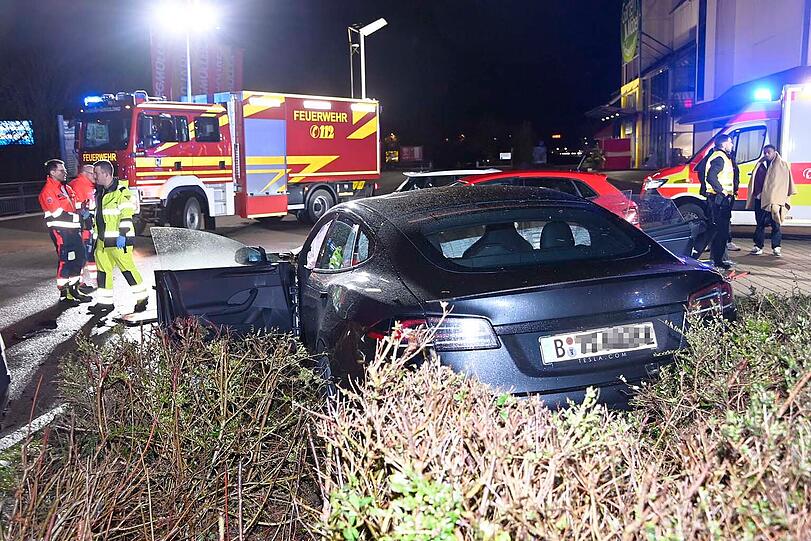 Ende einer Tesla-Testfahrt: Der Unfallverursacher überstand den Crash unbeschadet, sein Beifahrer wurde leicht verletzt. Die Polizei schätzt den Gesamtschaden auf etwa 100.000 Euro. Ende einer Tesla-Testfahrt: Der Unfallverursacher überstand den Crash unbeschadet, sein Beifahrer wurde leicht verletzt. Die Polizei schätzt den Gesamtschaden auf etwa 100.000 Euro.